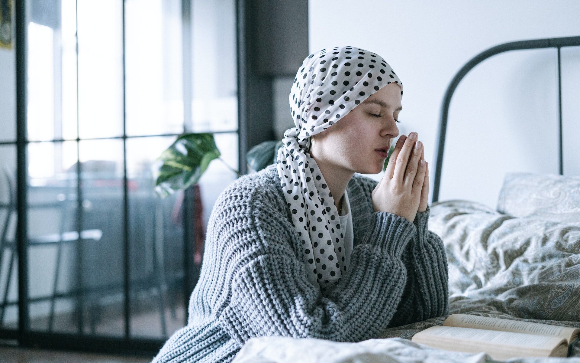 Gebed Foto deur Ivan Samkov: https://www.pexels.com/photo/woman-in-gray-knit-sweater-praying-6436311/