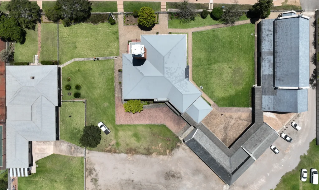 Bo-aansig van die kerk terrein met die kerkgebou in die middel